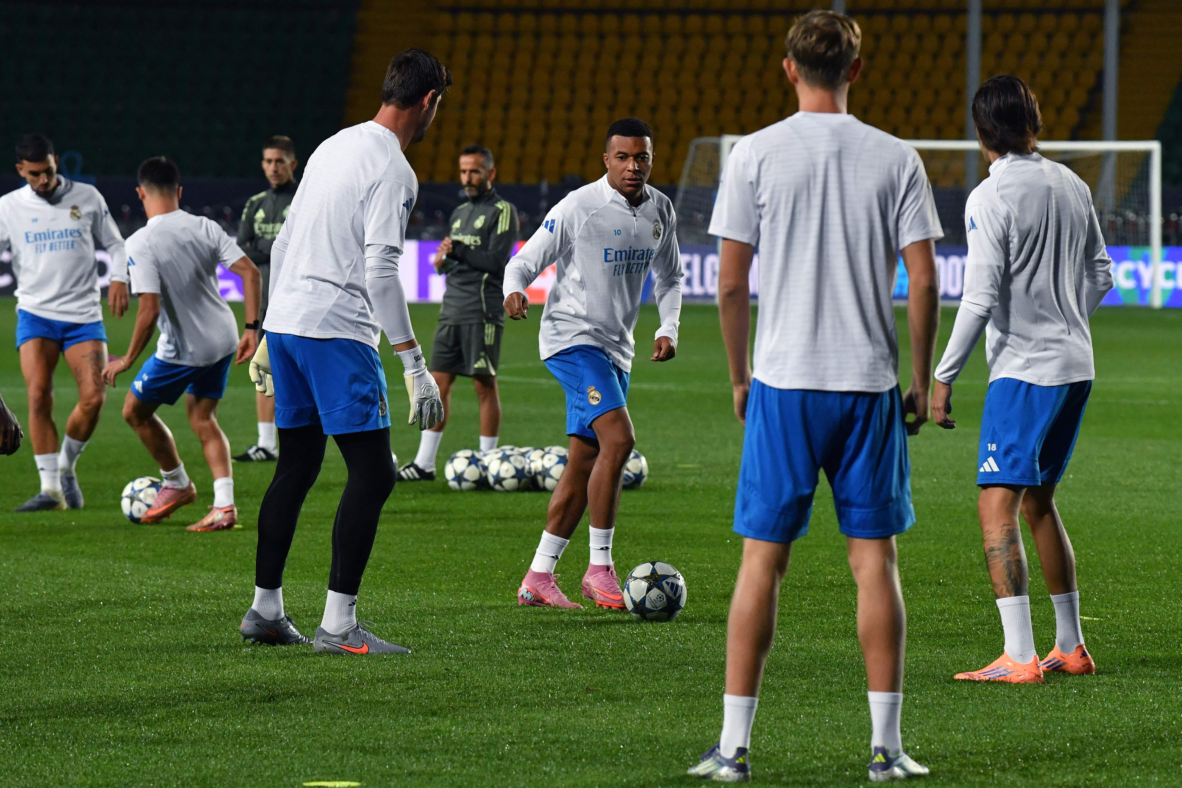 包含赛前体能课后，瓦伦西亚外线爆发备战葡超，压力陡增，身体对抗强度拉满的词条-开云在线